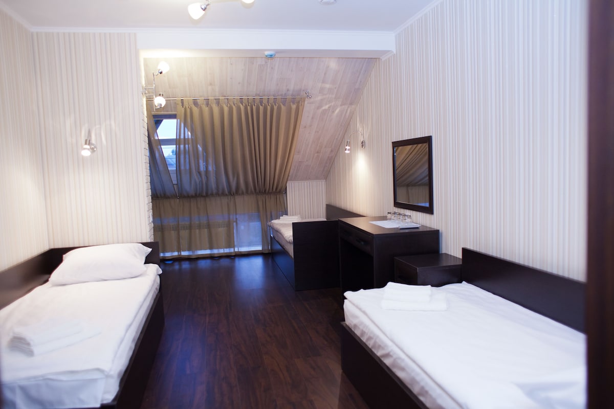 Kamar Standar, kamar mandi umum (5 Twin Beds ) | Brankas, meja kerja, kedap suara, dan setrika/meja setrika