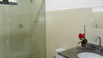 Chuveiro, produtos de toalete grátis, toalhas de banho, papel higiênico