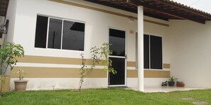 Vista frontal de la propiedad