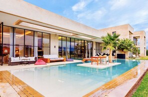 Piscine couverte, piscine extérieure