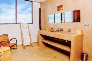 Villa Luxe, 5 chambres | Salle de bain | Baignoire et douche séparées, baignoire relaxante profonde