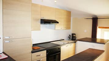 Frigorífico, microondas, placa de cocina y cafetera o tetera