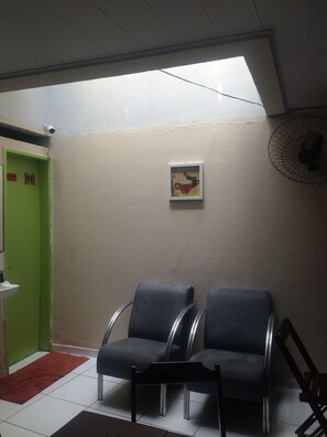 Coin salon dans le hall