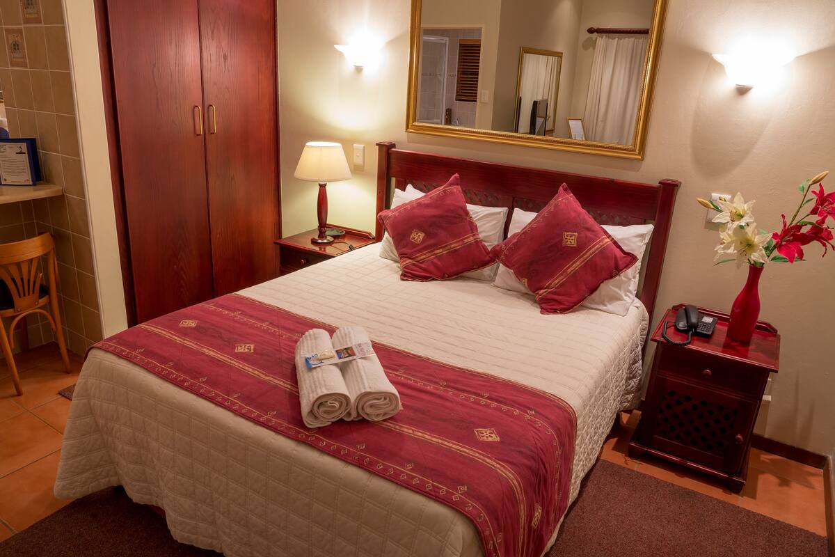 Premium bedding, in-room safe, desk, laptop workspace