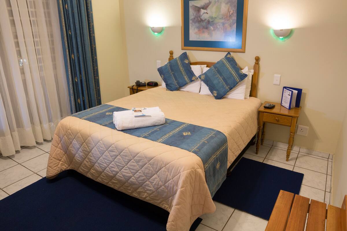Premium bedding, in-room safe, desk, laptop workspace