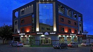 A multi-story hotel with a central entrance, a café, and a restaurant on the ground floor. - Hôtel Saray (Algiers)