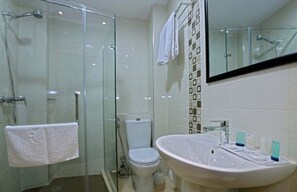Ducha, artículos de tocador gratuitos, secador de pelo, toallas