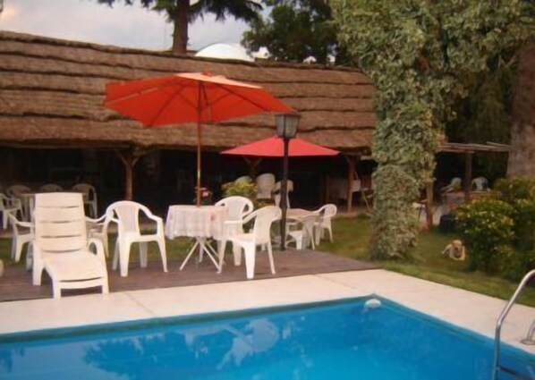 สระว่ายน้ำกลางแจ้ง