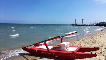 Am Strand, weißer Sandstrand, 2 Strandbars