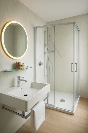 Double or Twin Room, Balcony | Bathroom | Shower, free toiletries, hair dryer, bidet - Hotel Darsena (Riccione)