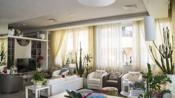 Coin salon dans le hall