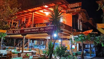 Phục vụ bữa sáng, đặc sản địa phương