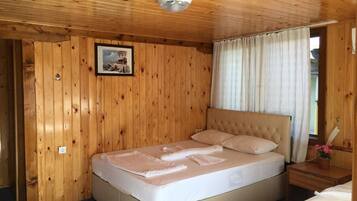 Premium bedding, in-room safe, soundproofing, free WiFi