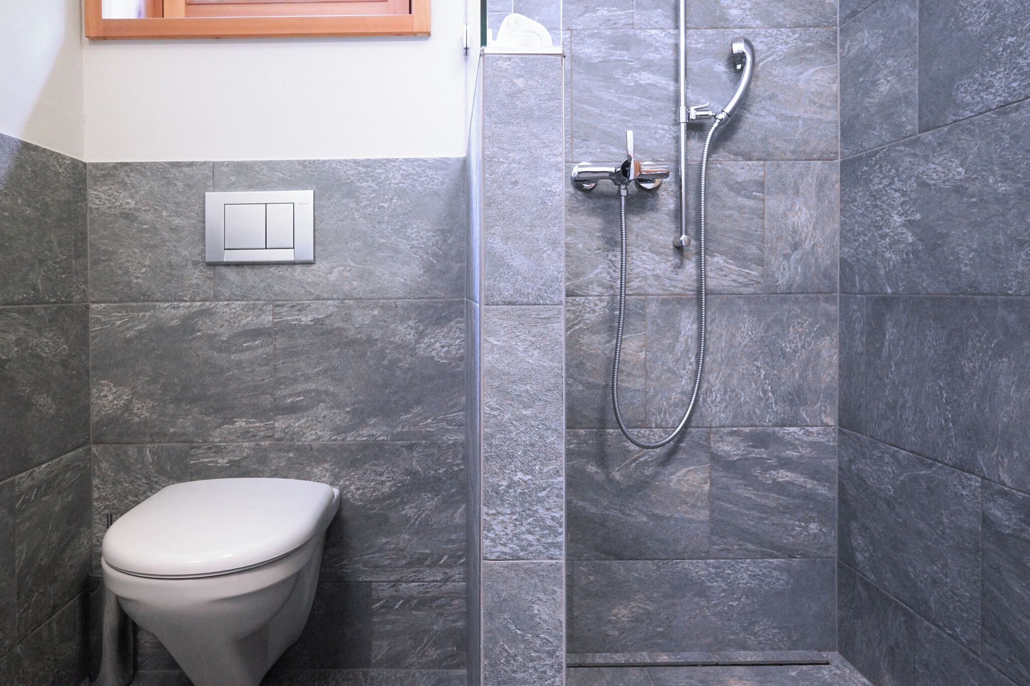 combined shower/bathtub, towels