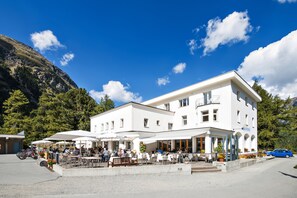 Front of property - Hotel Morteratsch (Pontresina)