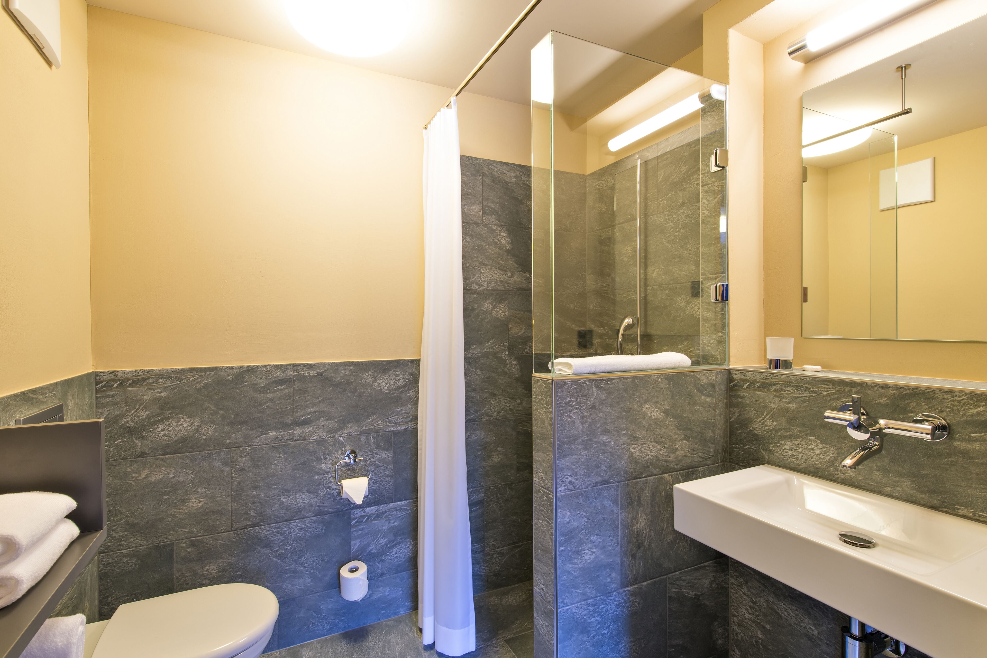 quadruple room (al vadret) | bathroom | combined shower/bathtub, towels
