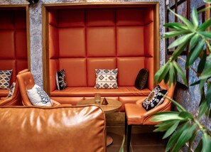 2 间餐厅，供应午餐和晚餐，国际美食