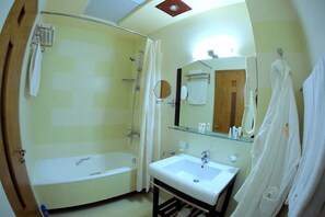Articles de toilette gratuits, sèche-cheveux, serviettes fournies