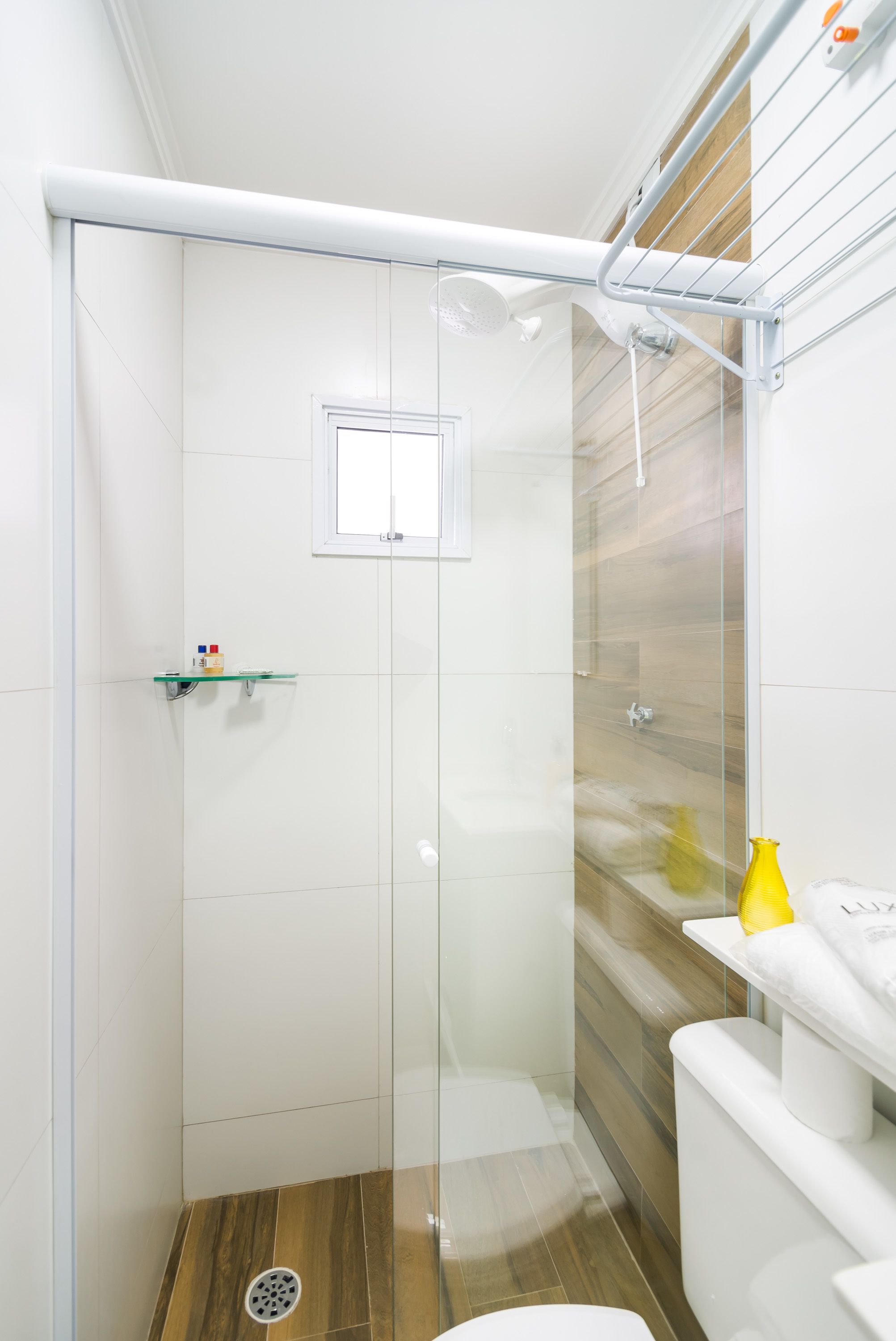 Studio Bisnis | Kamar mandi | Shower, pengering rambut, handuk, dan sabun