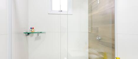 Studio Bisnis | Kamar mandi | Shower, pengering rambut, handuk, dan sabun