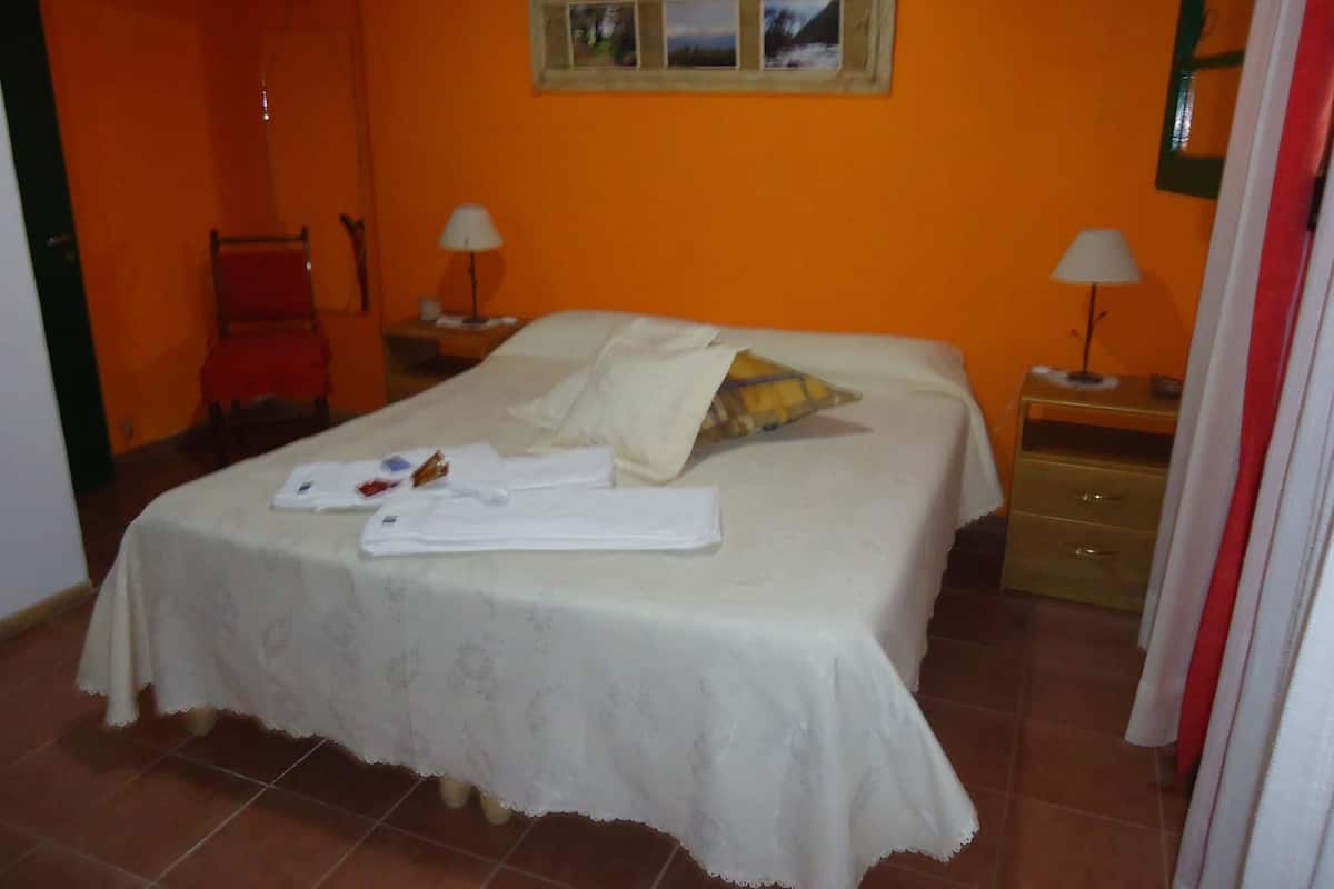 Tabla de planchar con plancha, wifi gratis y ropa de cama
