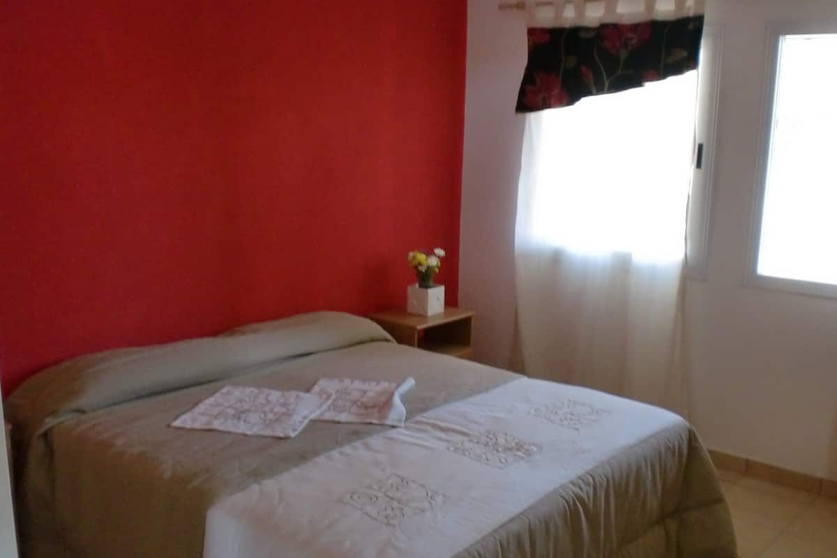 Tabla de planchar con plancha, wifi gratis y ropa de cama