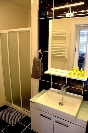Appartement, balcon | Salle de bain | Douche, articles de toilette gratuits, sèche-cheveux, chaussons