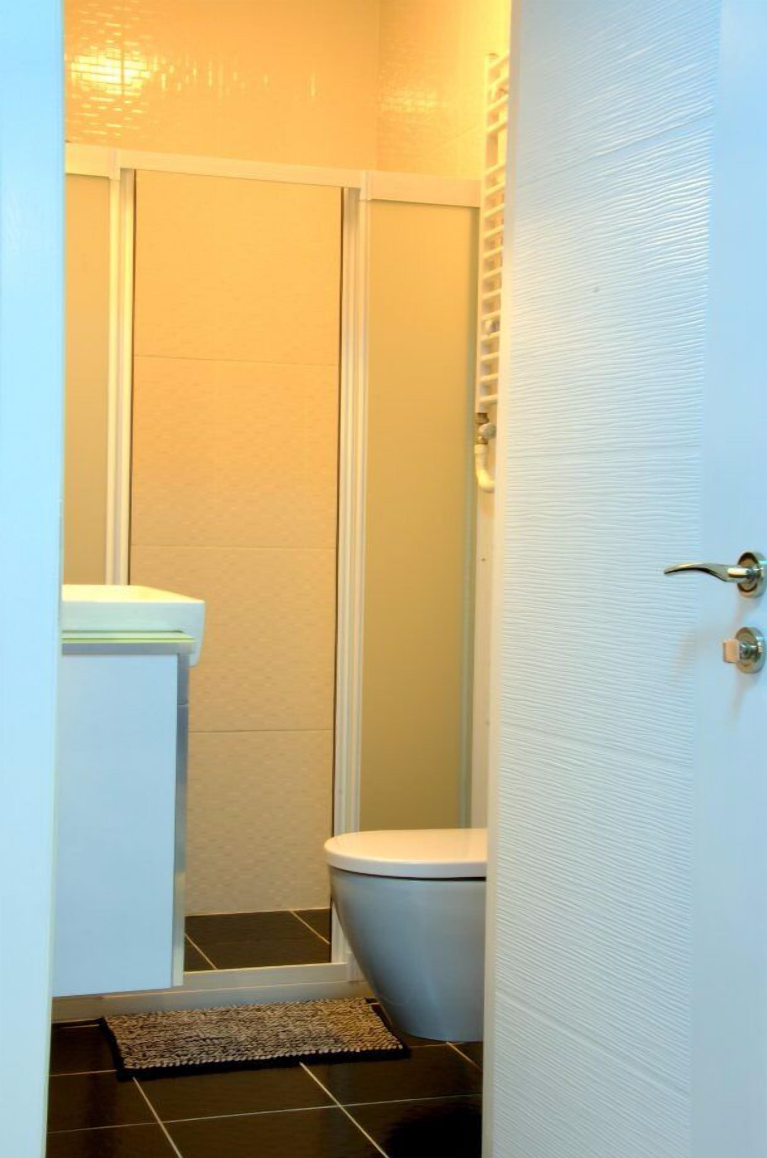 Appartamento | Bagno | Doccia, set di cortesia gratuito, asciugacapelli, pantofole