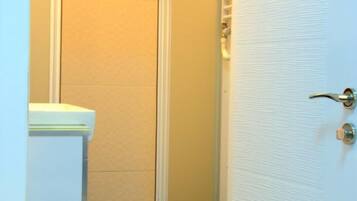 Appartamento | Bagno | Doccia, set di cortesia gratuito, asciugacapelli, pantofole