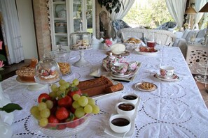 Free daily local cuisine breakfast - Villa Rondanella (Fermo)