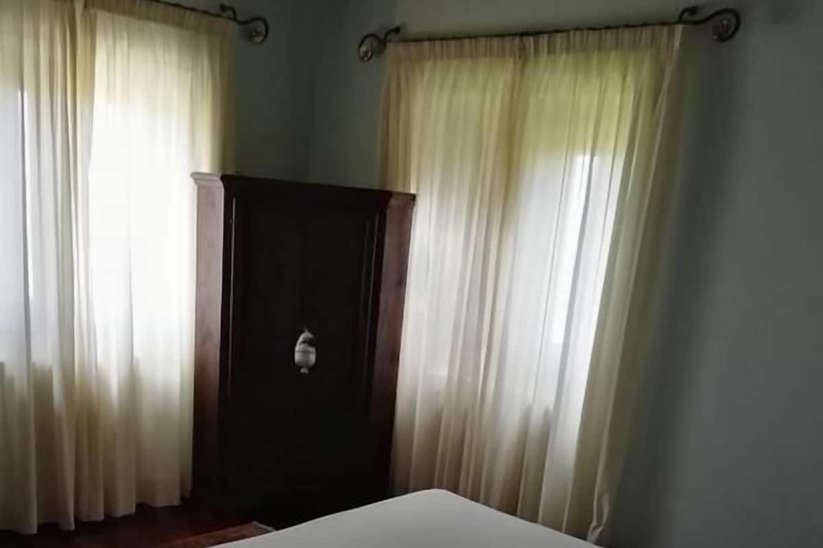1 bedroom, desk, free cots/infant beds, rollaway beds