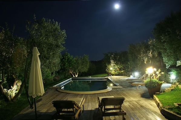 Piscina all'aperto, ombrelloni da piscina, lettini