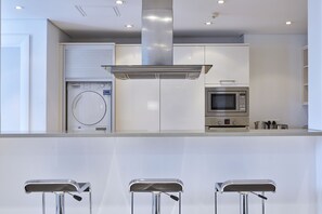Superior-Apartment, 2 Schlafzimmer | Eigene Küche | Großer Kühlschrank, Mikrowelle, Ofen, Herdplatte