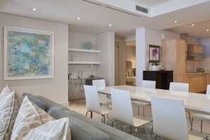 Apartamento Premium, 2 habitaciones | Servicio de comidas en la habitación