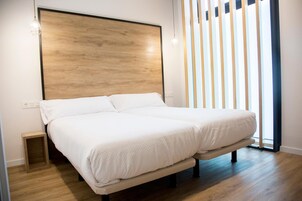 Escritorio, wifi gratis, ropa de cama