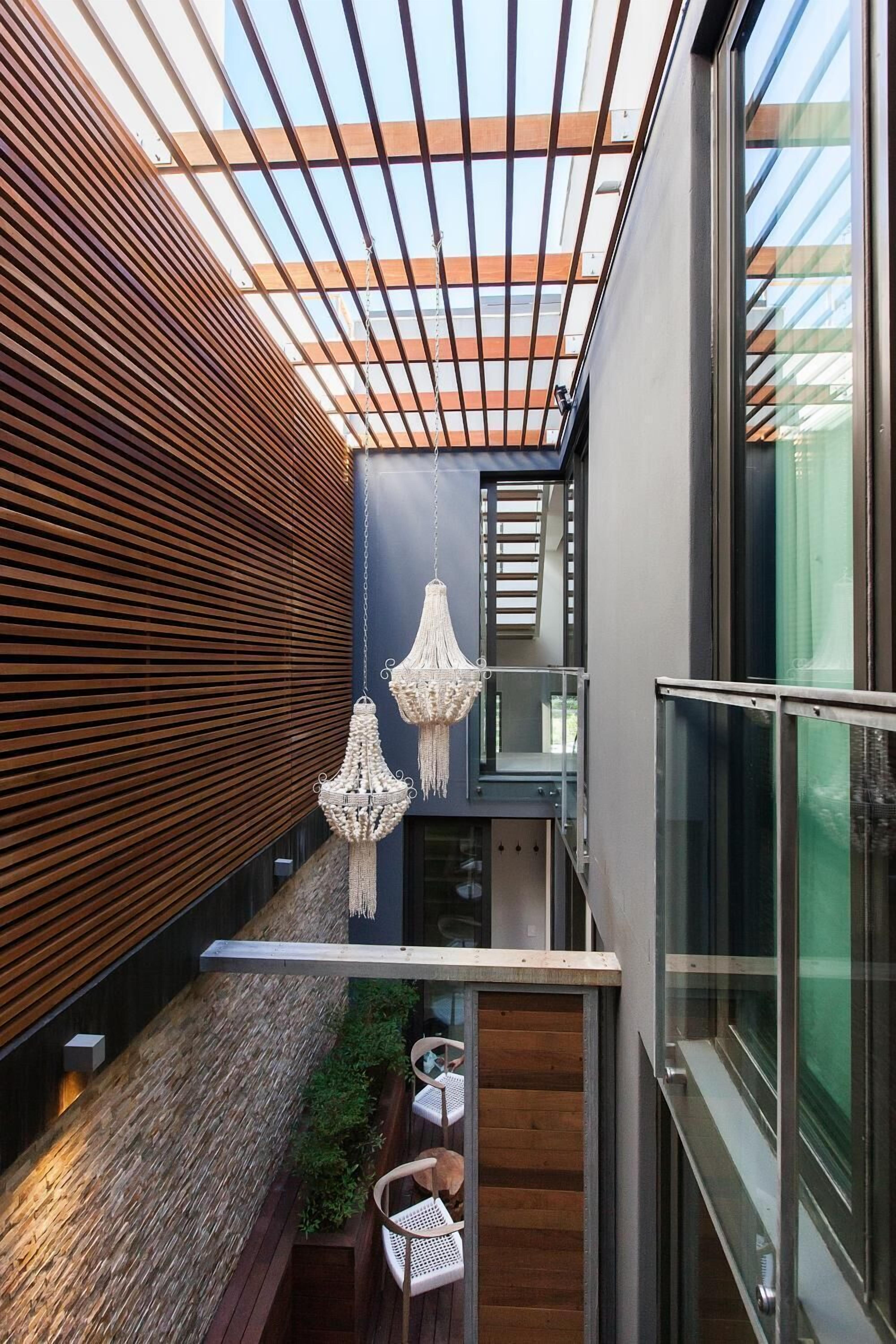 المنشأة من الداخل