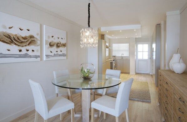 Appartamento Luxury, 2 camere da letto | Area soggiorno | TV, lettore DVD