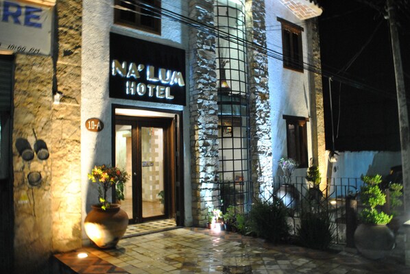 Fachada del alojamiento - Noche