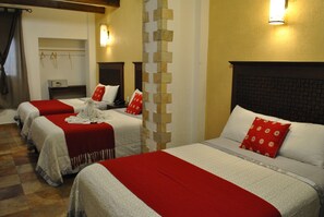 Habitación familiar (3 Double Beds) | Tabla de planchar con plancha, wifi gratis, ropa de cama