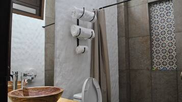Regadera, amenidades de baño gratuitas, secadora de cabello, toallas