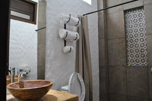 Buồng tắm vòi sen, đồ dùng nhà tắm miễn phí, máy sấy tóc, khăn tắm 