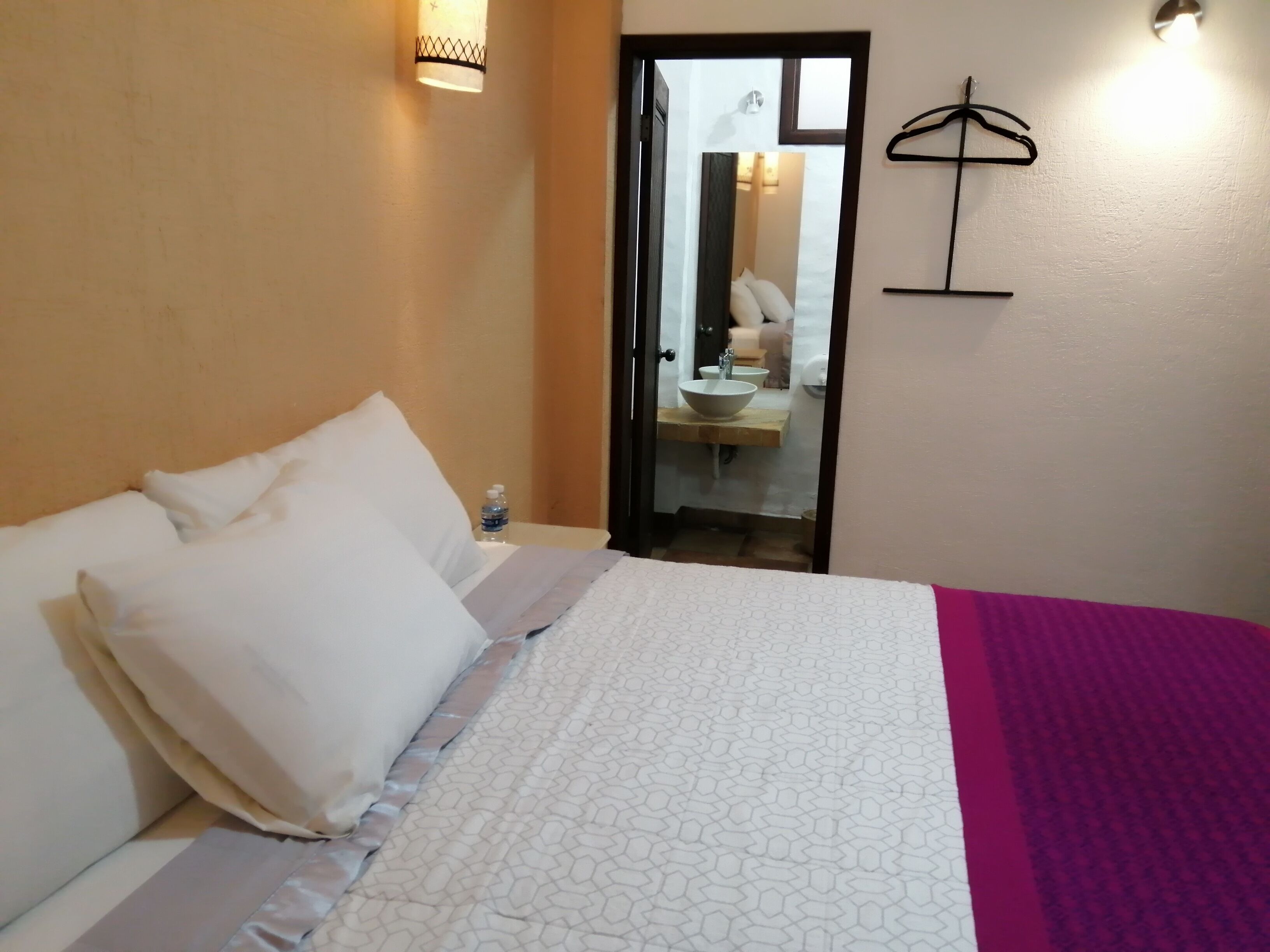 double room, 1 king bed | iron/ironing board, free wifi, bed sheets