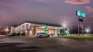 Un hôtel avec une enseigne indiquant « Quality Inn » et une autre indiquant « Parking pour camions ».