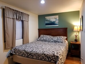 Peach Cabin, 1 Bedroom | Iron/ironing board, free WiFi, bed sheets - Mendelbaum Winery Guest Cabins (Fredericksburg)