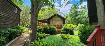Mendelbaum Winery Guest Cabins