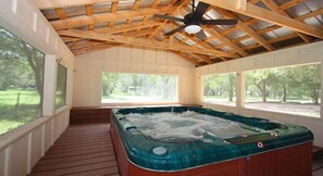 Indoor spa tub - Mendelbaum Winery Guest Cabins (Fredericksburg)