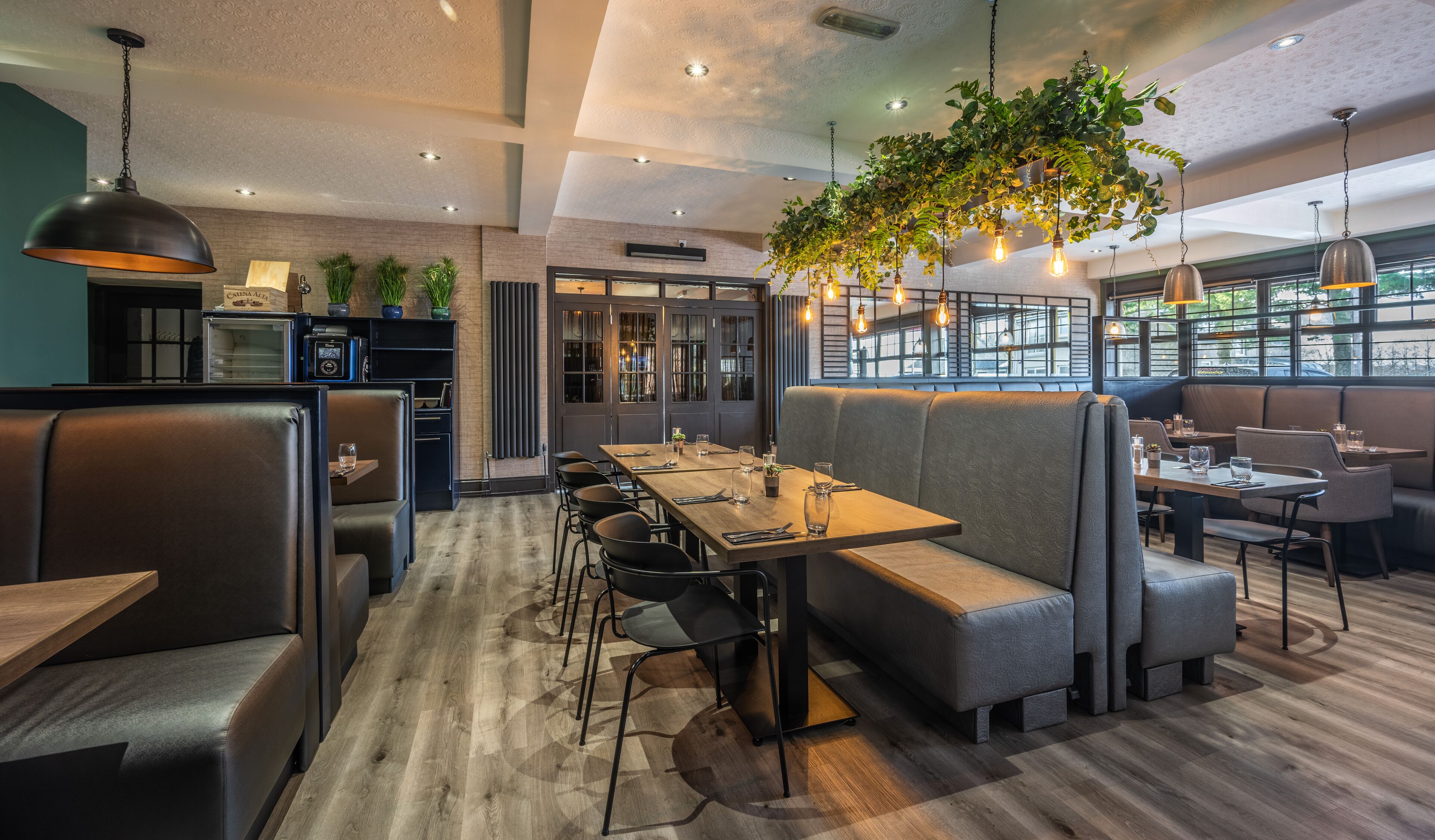 Phục vụ bữa sáng, bữa trưa và bữa tối 