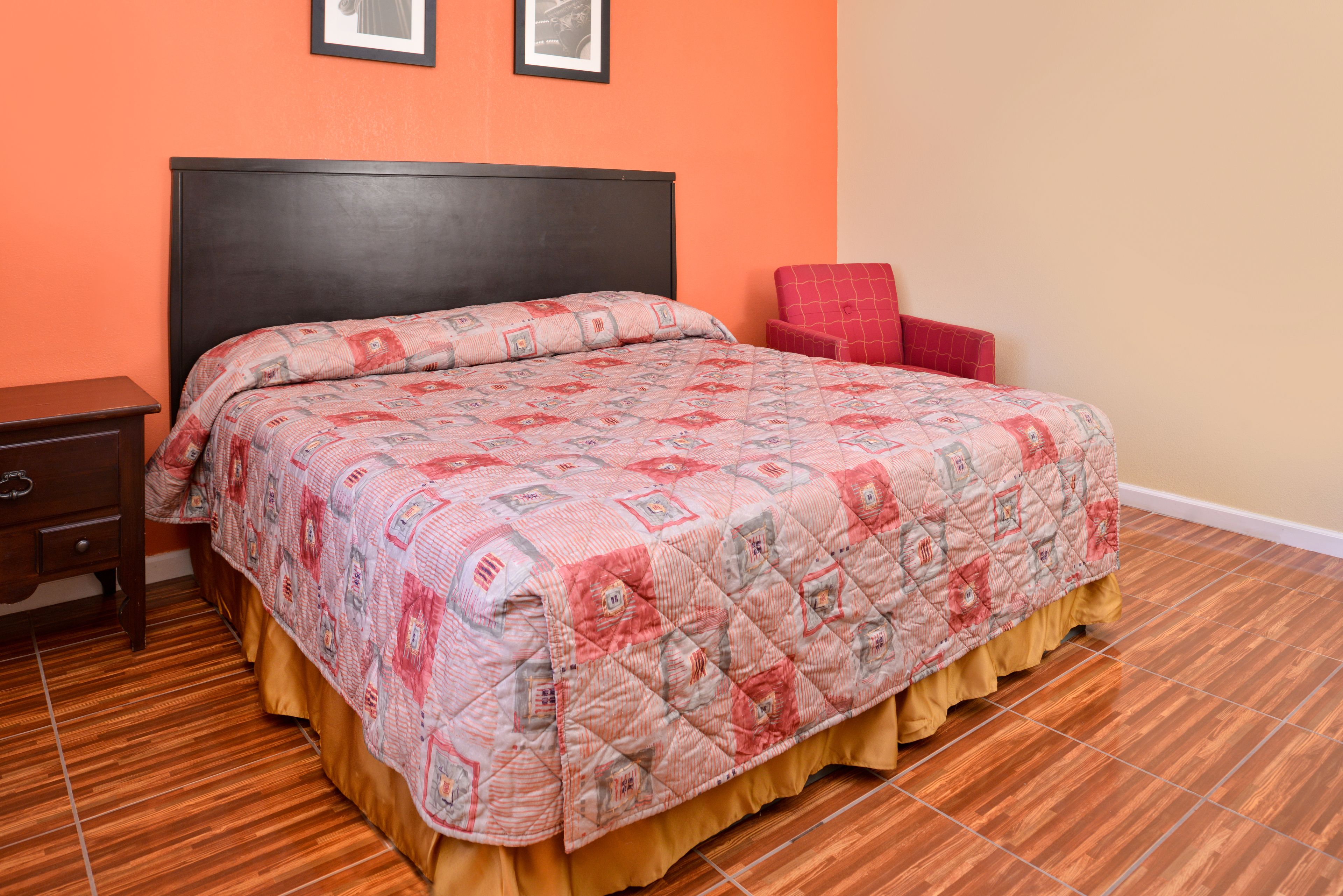 ルーム キングベッド 1 台 喫煙可 | デスク、アイロン / アイロン台、WiFi (無料)、ベッドシーツ