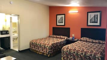 Escritorio, tabla de planchar con plancha, wifi gratis y ropa de cama