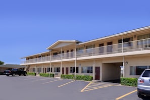 Free self parking - Scottish Inns & Suites (Lubbock)